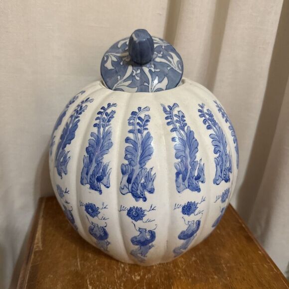 Elegant Blue & White Porcelain Vase Jar Foo Dog Floral Qianlong VTG Hand Painted - Picture 1 of 9